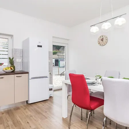 Beautiful In With Kitchen Apartment *